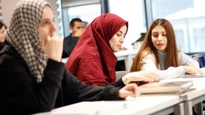 istanbul-29-mayis-universitesi-egitimde-firsatlar-ve-yenilikler-MZIi8CxX.jpg