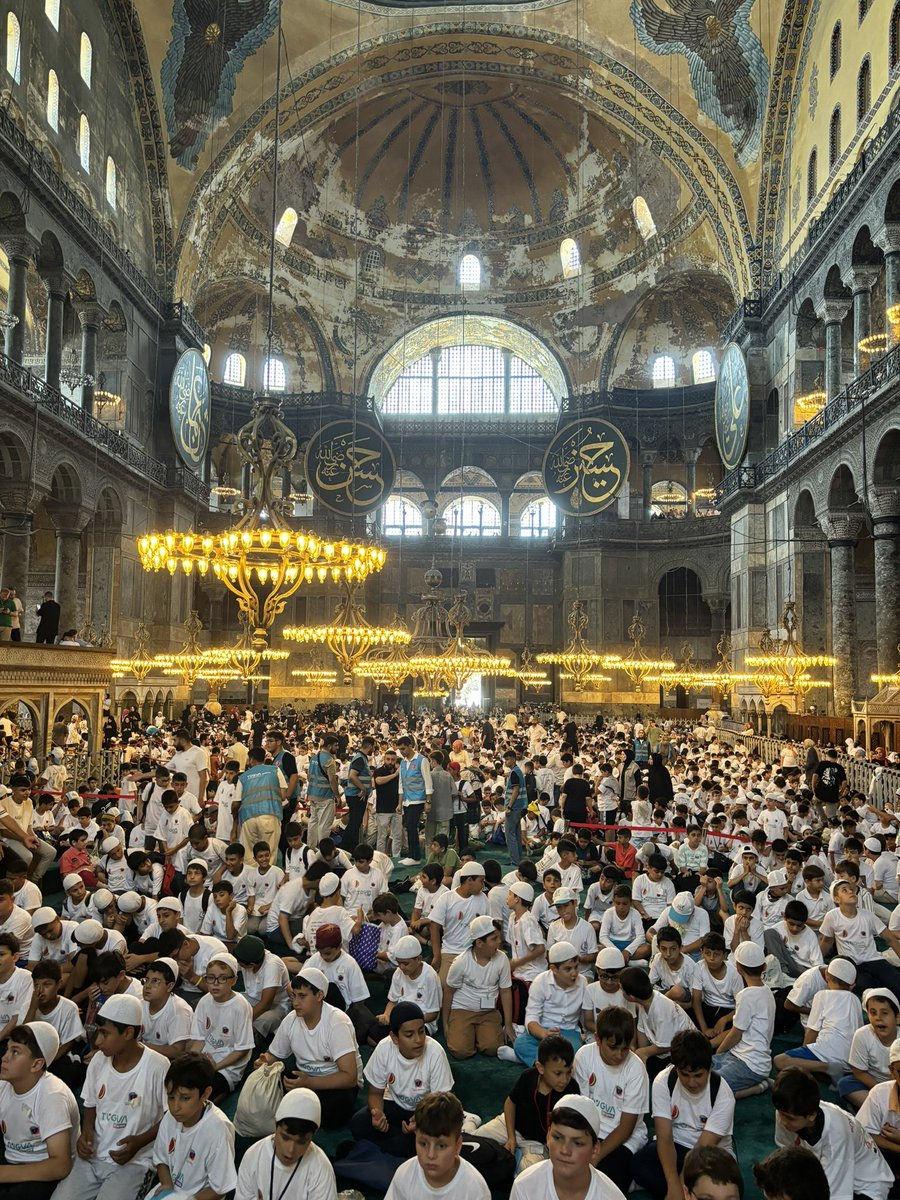 İstanbul'da Öğrenci Buluşması: Ayasofya'da Namaz ve Dualar