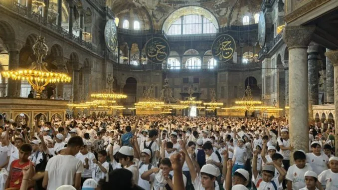 istanbulda-ayasofyada-ogrenci-bulusmasi-ve-yaz-okulu-etkinligi-DHLa6beK.jpg