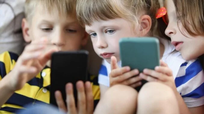 teknoloji-ve-cocuklar-akilli-telefon-kullaniminin-etkileri-4vZZKel5.jpg