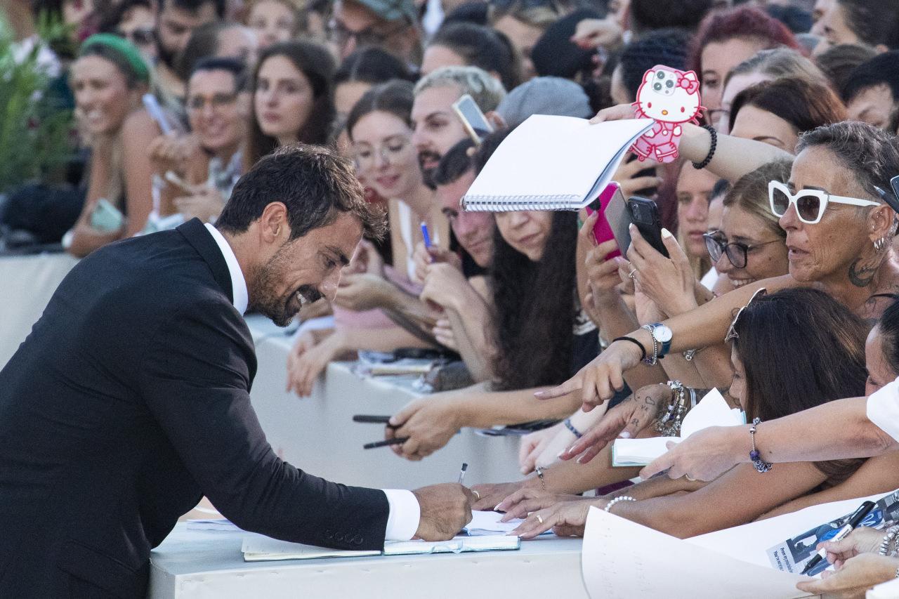 81. Venedik Film Festivali'nde İbrahim Çelikkol Kineo Ödülü Aldı