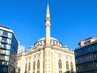 Minare ile Bina İç İçe... İstanbul'da Enteresan Bir Cami: Hayatımda İlk Kez Gördüm - KamuHaber